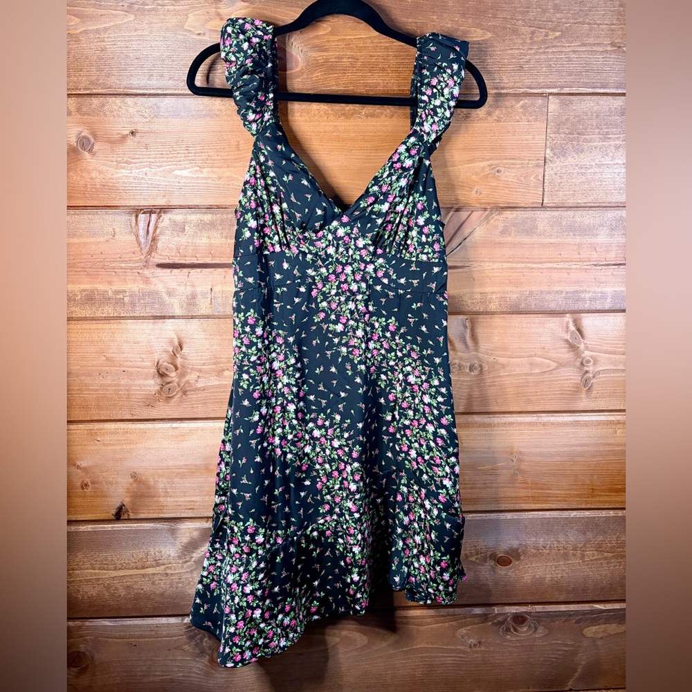 Francesca's Asymmetrical Black and Pink Floral Dress Size Large 💕🖤